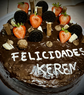 Pastel de Chocolate con Fruta y Chocolates